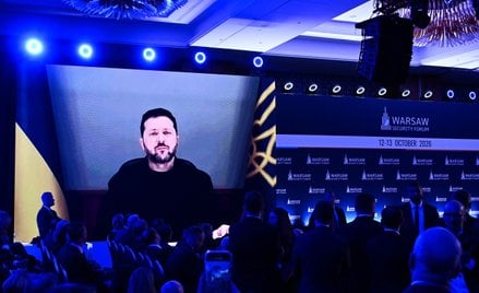Prezydent Ukrainy Wołodymyr Zełenski (na ekranie) przemawia na otwarciu Warsaw Security Forum w Wars