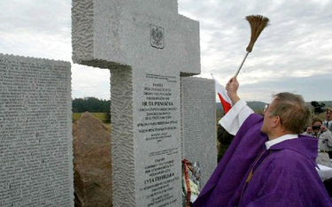 Odsłonięcie w 2005 roku pomnika na miejscu wsi Huta Pieniacka