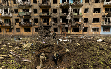 Ukraiński personel wojskowy sprawdza miejsce ataku rakietowego w miejscowości Dobropole w obwodzie d
