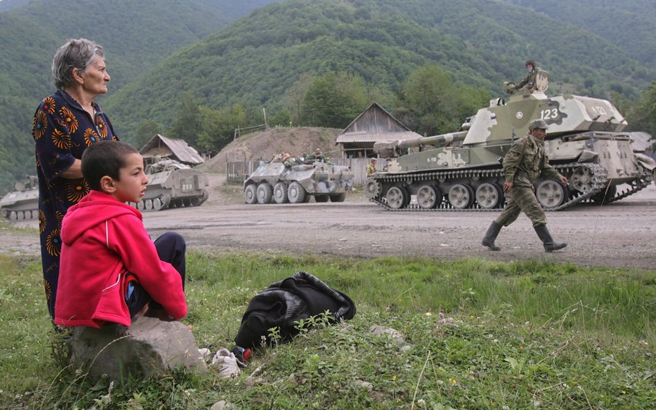 Mieszkańcy Osetii Południowej patrzący na rosyjskie wojska. Sierpień 2008 roku