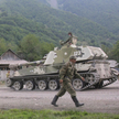 Mieszkańcy Osetii Południowej patrzący na rosyjskie wojska. Sierpień 2008 roku