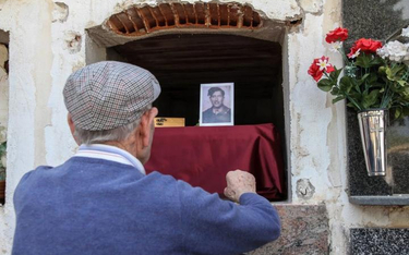 ?Ceremonia przekazania rodzinie prochów ofiary frankizmu w Guadalajarze