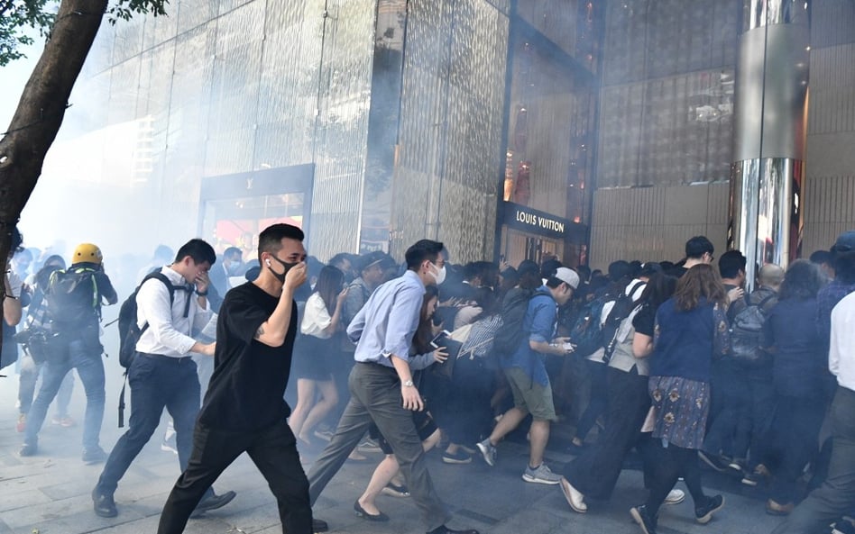 Hongkong: Policjant użył broni. Ranny jeden z protestujących