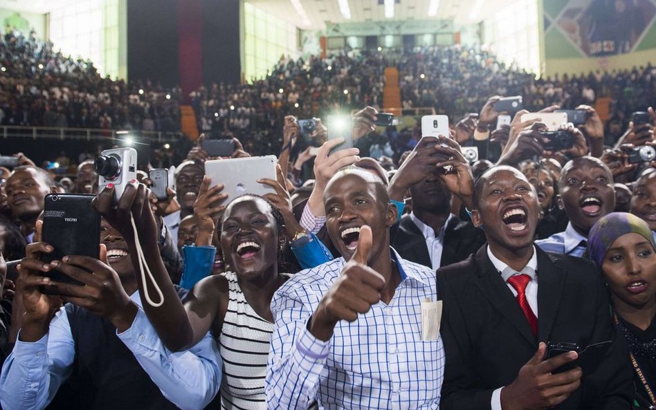 Ludzie krzyczący do prezydenta USA Baracka Obamy, który przybył do stolicy Kenii, Nairobi.