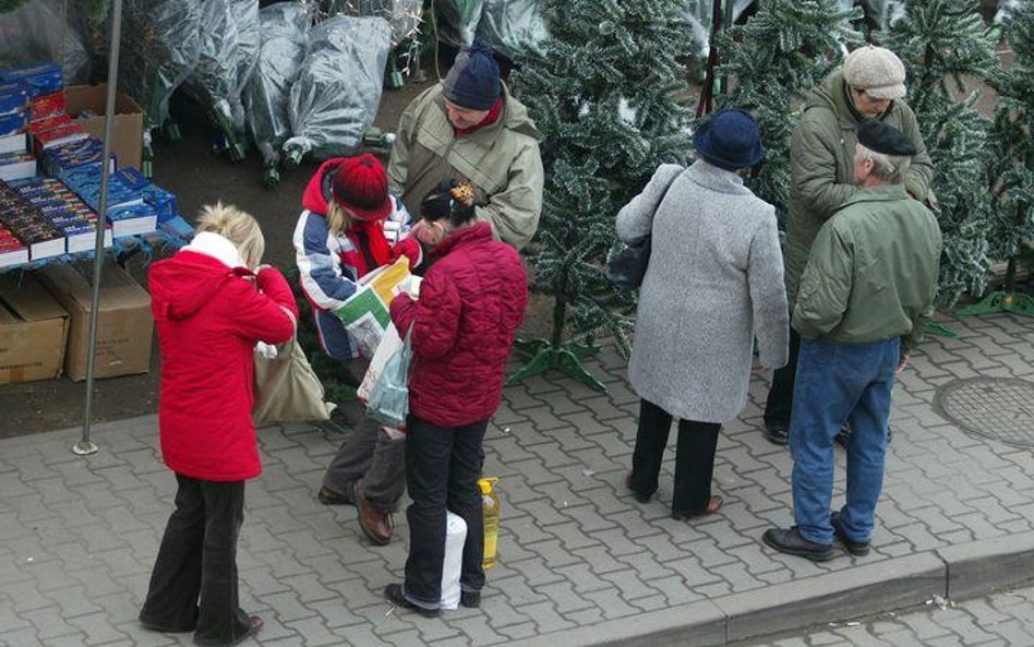 Drobni handlarze sprzedają przemycane papierosy