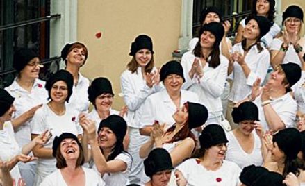 Monika Tymicka, kostiumografka, pomysłodawczyni akcji, zaprojektowała i osobiście wykonała kapelusze
