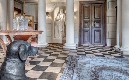 Ozdobą wnętrz pałacowych są m.in. naścienne malowidła z przełomu XVIII i XIX