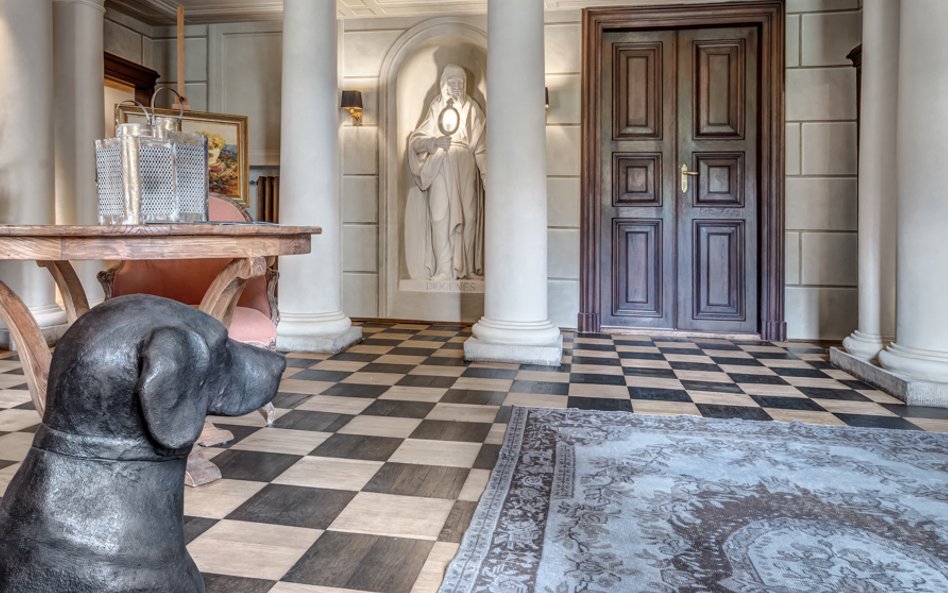 Ozdobą wnętrz pałacowych są m.in. naścienne malowidła z przełomu XVIII i XIX