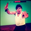Jan Peszek jako Bruce Lee w spektaklu krakowskiej Łaźni Nowej