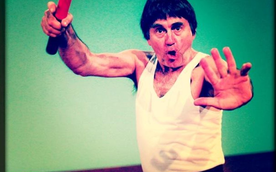 Jan Peszek jako Bruce Lee w spektaklu krakowskiej Łaźni Nowej