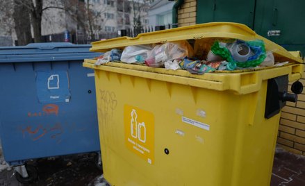 Śmietnik z pojemnikami do segregacji odpadów na jednym z warszawskich osiedli