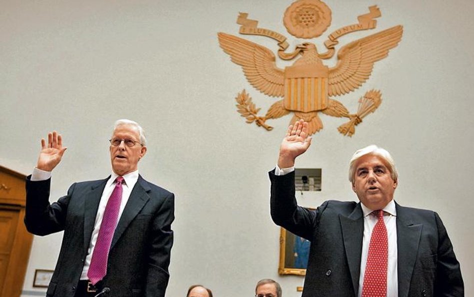 Robert Willumstad (z lewej) i Martin Sullivan podczas przesłuchania przez specjalną komisją Kongresu