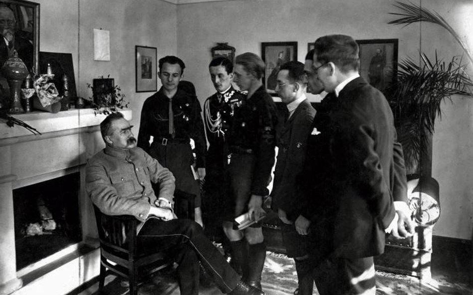 Józef Piłsudski w rozmowie z delegacją młodzieży harcerskiej. Sulejówek, 1925 rok