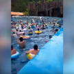Chiny: Wypadek w parku wodnym. Niekontrolowana fala w "Basenie Tsunami"