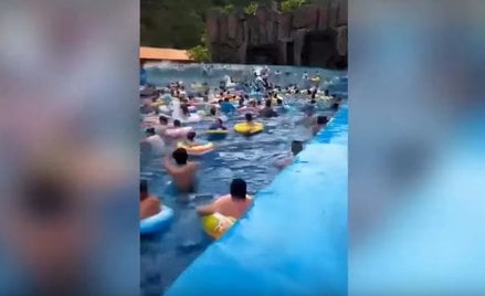 Chiny: Wypadek w parku wodnym. Niekontrolowana fala w "Basenie Tsunami"