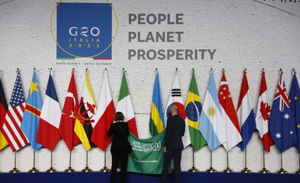 Przygotowania do oficjalnej fotografii przywódców państw G20 na szczycie we Włoszech