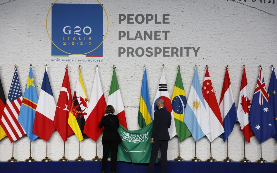 Przygotowania do oficjalnej fotografii przywódców państw G20 na szczycie we Włoszech