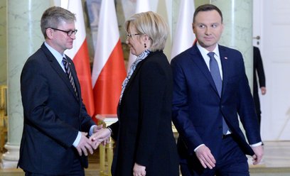 2015 r., Szef BBN Paweł Soloch, sędzia Julia Przyłębska i prezydent Andrzej Duda podczas zaprzysięże