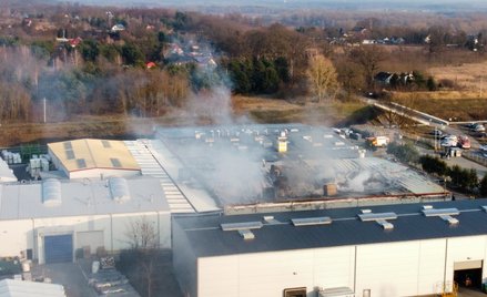 Hala produkcyjna w Cigacicach stanęła w ogniu. Nad budynkiem kłęby dymu