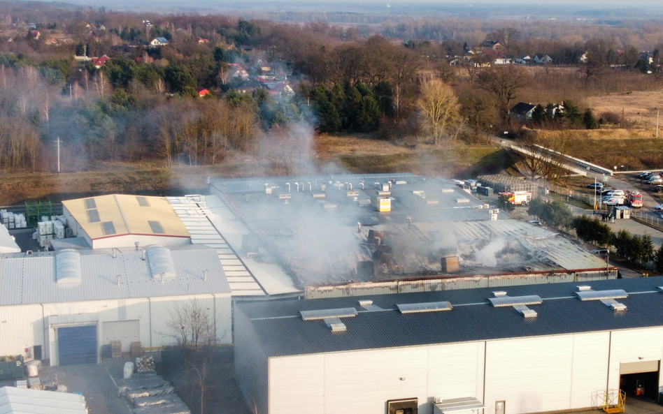 Hala produkcyjna w Cigacicach stanęła w ogniu. Nad budynkiem kłęby dymu