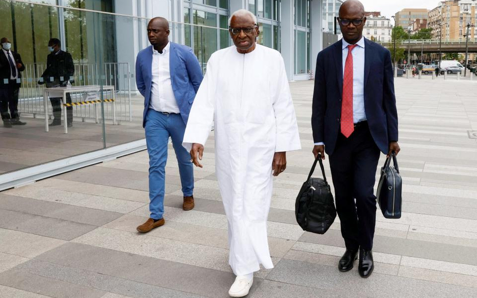 Lamine Diack (w środku) ma 87 lat, ale sąd nie uznał tego za okoliczność łagodzącą