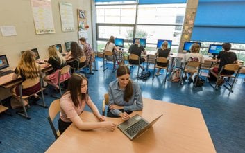 Stypendyści mają szansę na nawiązanie nowych znajomości i rozwój osobisty w inspirującym środowisku