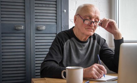 Darowizna w rodzinie: nie można zmuszać staruszka, by zakładał konto dla fiskusa
