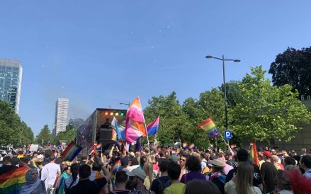 Tysiące uczestników Parady Równości maszeruje za platformą