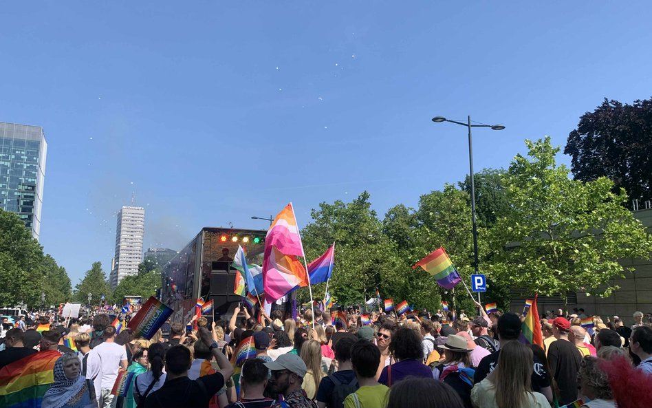 Tysiące uczestników Parady Równości maszeruje za platformą