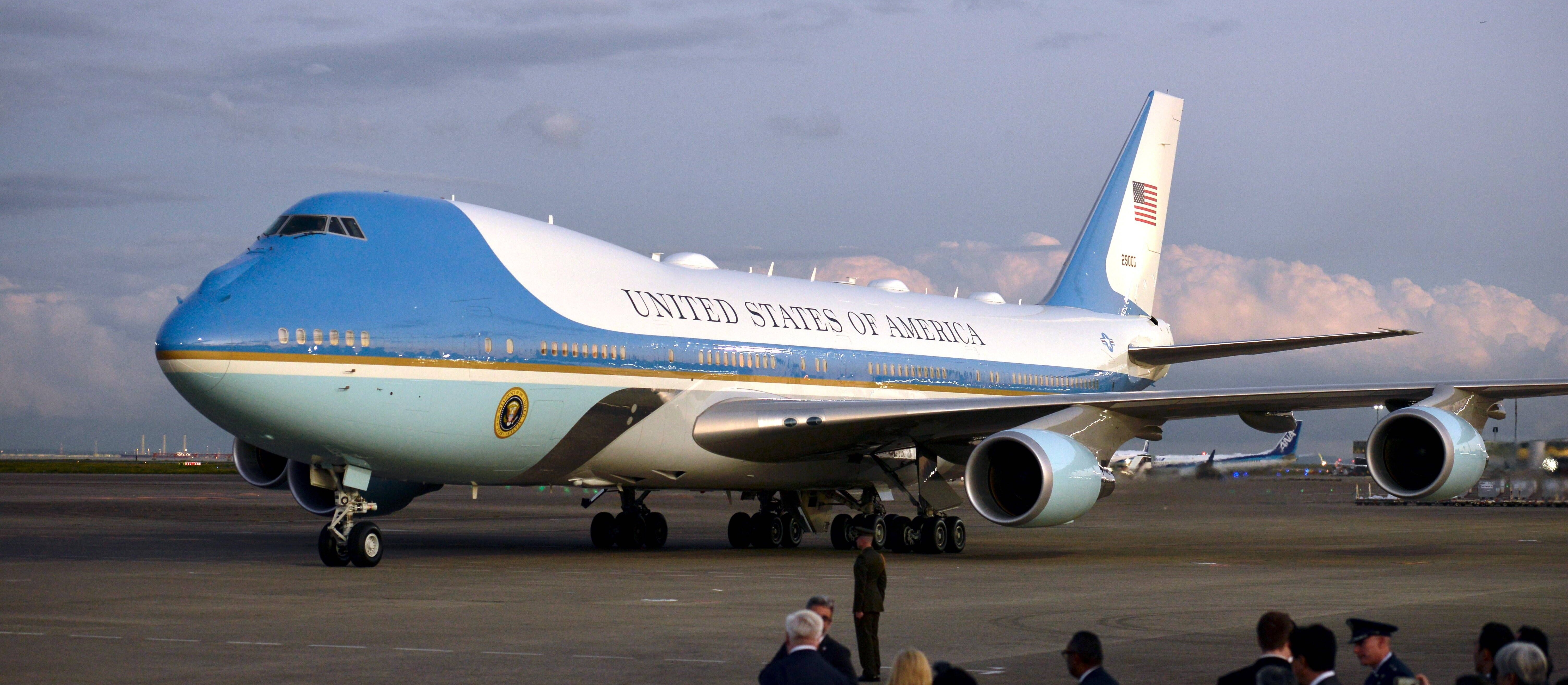 Tajemnicza paczka z białym proszkiem w bazie, w której stacjonuje Air Force One