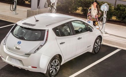Całkowicie elektryczny nissan leaf ma zasięg od 160 do 200 kilometrów na jednym ładowaniu