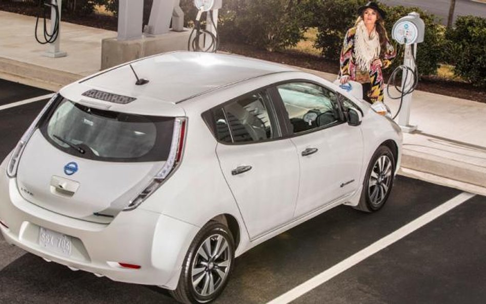 Całkowicie elektryczny nissan leaf ma zasięg od 160 do 200 kilometrów na jednym ładowaniu