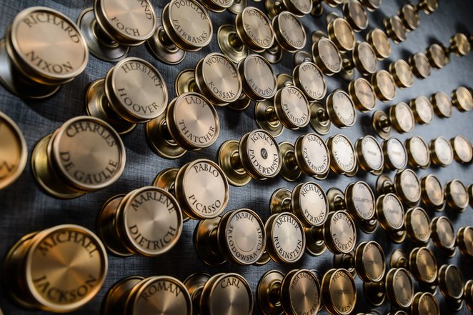 Nazwiska najznamienitszych gości hotelu można podziwiać na Ścianie Sław - instalacji artystycznej kt