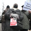 Uczestnicy manifestacji przed siedzibą Trybunału Konstytucyjnego w Warszawie, gdzie czworo wybranych