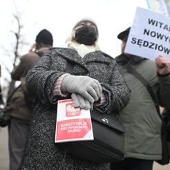 Uczestnicy manifestacji przed siedzibą Trybunału Konstytucyjnego w Warszawie, gdzie czworo wybranych