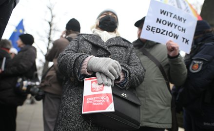 Uczestnicy manifestacji przed siedzibą Trybunału Konstytucyjnego w Warszawie, gdzie czworo wybranych
