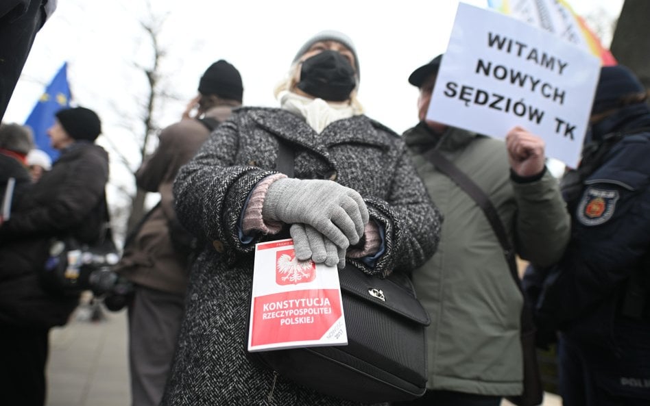 Uczestnicy manifestacji przed siedzibą Trybunału Konstytucyjnego w Warszawie, gdzie czworo wybranych