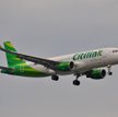Koronawirus. Indonezja: Chory na COVID przebrał się za żonę, by polecieć samolotem