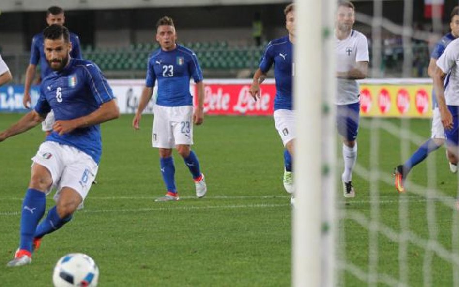 Ostatni mecz towarzyski Włochów z Finlandią (2:0). Na fińską bramkę strzela Antonio Candreva
