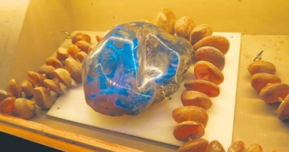 Niebieski bursztyn jest niezwykle rzadkim minerałem, który można spotkać tylko w Republice Dominikan