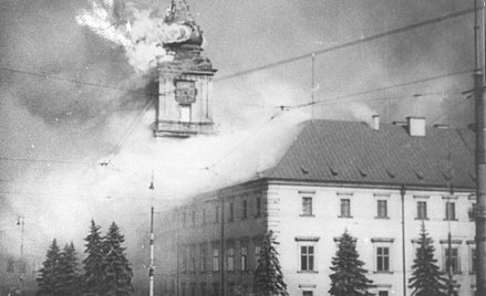 Pożar zachodniego skrzydła Zamku Królewskiego i Wieży Zygmuntowskiej w wyniku bombardowania niemieck