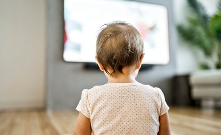 Naukowcy sprawdzili, czy spędzanie przed ekranem ponad trzech godzin dziennie może wiązać się z wyżs