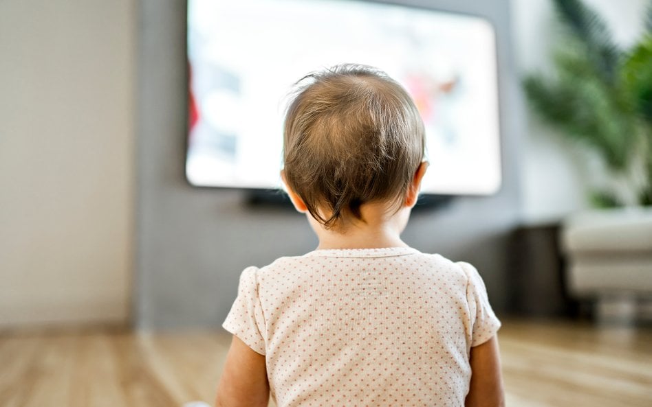 Naukowcy sprawdzili, czy spędzanie przed ekranem ponad trzech godzin dziennie może wiązać się z wyżs