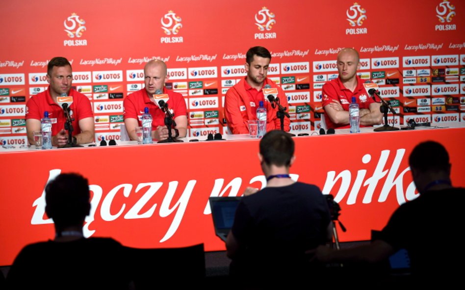 Od lewej: rzecznik PZPN Jakub Kwiatkowski, trener asystent, szef banku informacji piłkarskiej reprez
