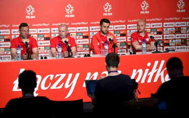 Od lewej: rzecznik PZPN Jakub Kwiatkowski, trener asystent, szef banku informacji piłkarskiej reprez