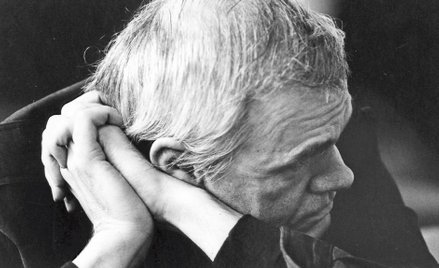 Milan Kundera od 35 lat nie udziela wywiadów, nie pojawia się publicznie. Infomacji o własnej śmierc