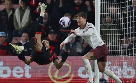 Dominik Solanke przy próbie strzału z przewrotki