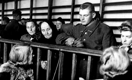 Po II wojnie do Biura Informacyjnego PCK zgłaszały się tysiące Polaków poszukujących swych bliskich