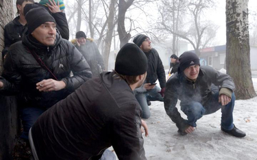 W Donbasie codziennie naruszane jest zawieszenie broni. Na zdjęciu mieszkańcy przedmieść Doniecka ch