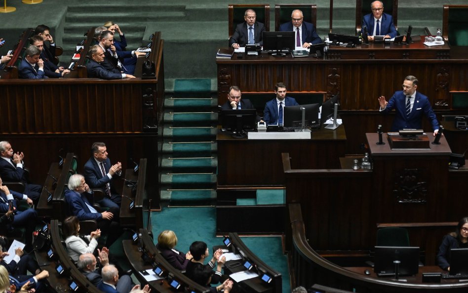 Sondaż poparcia partii politycznych. Lider się umacnia. Przepychanka Konfederacji